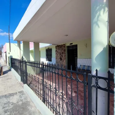 ENCANTADORA CASA EN VENTA SOLA PLANTA A UNA CUADRA DE LA PLANCHA (AVC-2683)