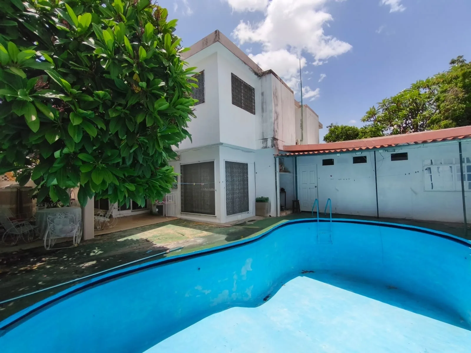 AMPLIA CASA EN VENTA MERIDA CENTRO JARDINES DE MIRAFLORES (AVC-2645)