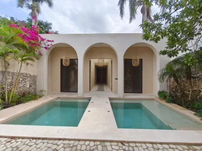 ENCANTADORA CASA EN VENTA REMODELADA CON TERRENO AMPLIO MERIDA CENTRO SANTIAGO (AVC-2735)