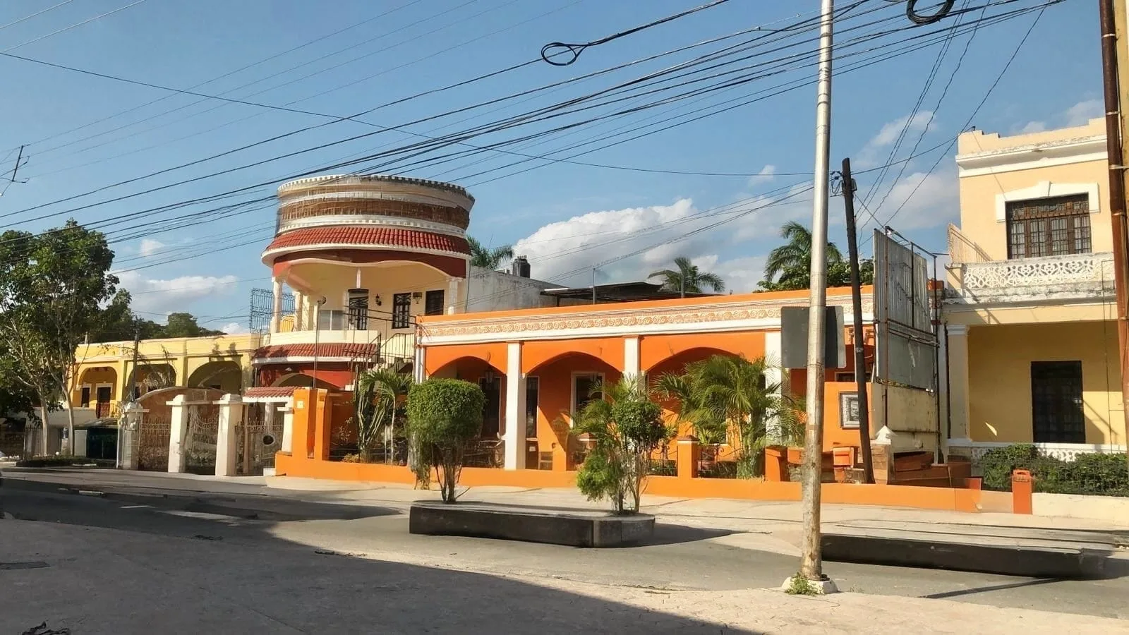 AMPLIA CASA EN VENTA Y RENTA PARA OFICINAS MERIDA, ITZIMNA (FVC-1463)