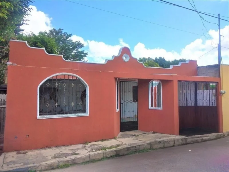 LINDA CASA EN VENTA MERIDA, MAXIMO ANCONA, CON TERRENO AMPLIO (AVC-1549)