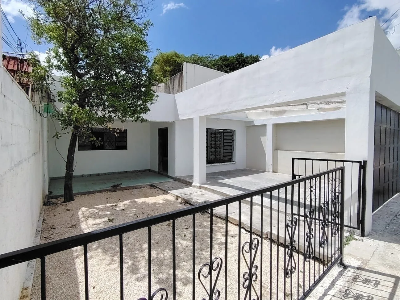 INCREIBLE CASA EN VENTA PARA REMODELAR ENTRE PLANCHA Y PASEO MONTEJO (AVC-2601)