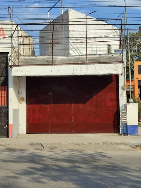 EXCENTE OPCION CASA EN VENTA CON LOCAL SOBRE AVENIDA LOPEZ MATEOS (NVC-2347)