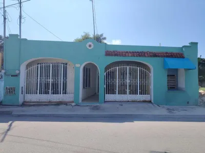 AMPLIA CASA EN VENTA, SOLA PLANTA LAZARO CARDENAS CERCA PLAZA PATIO (AVC-2690)