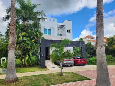 HERMOSA AMPLIA CASA EN VENTA EN RESIDENCIAL DE LUJO PLAYA DEL CARMEN (FVC-2529)