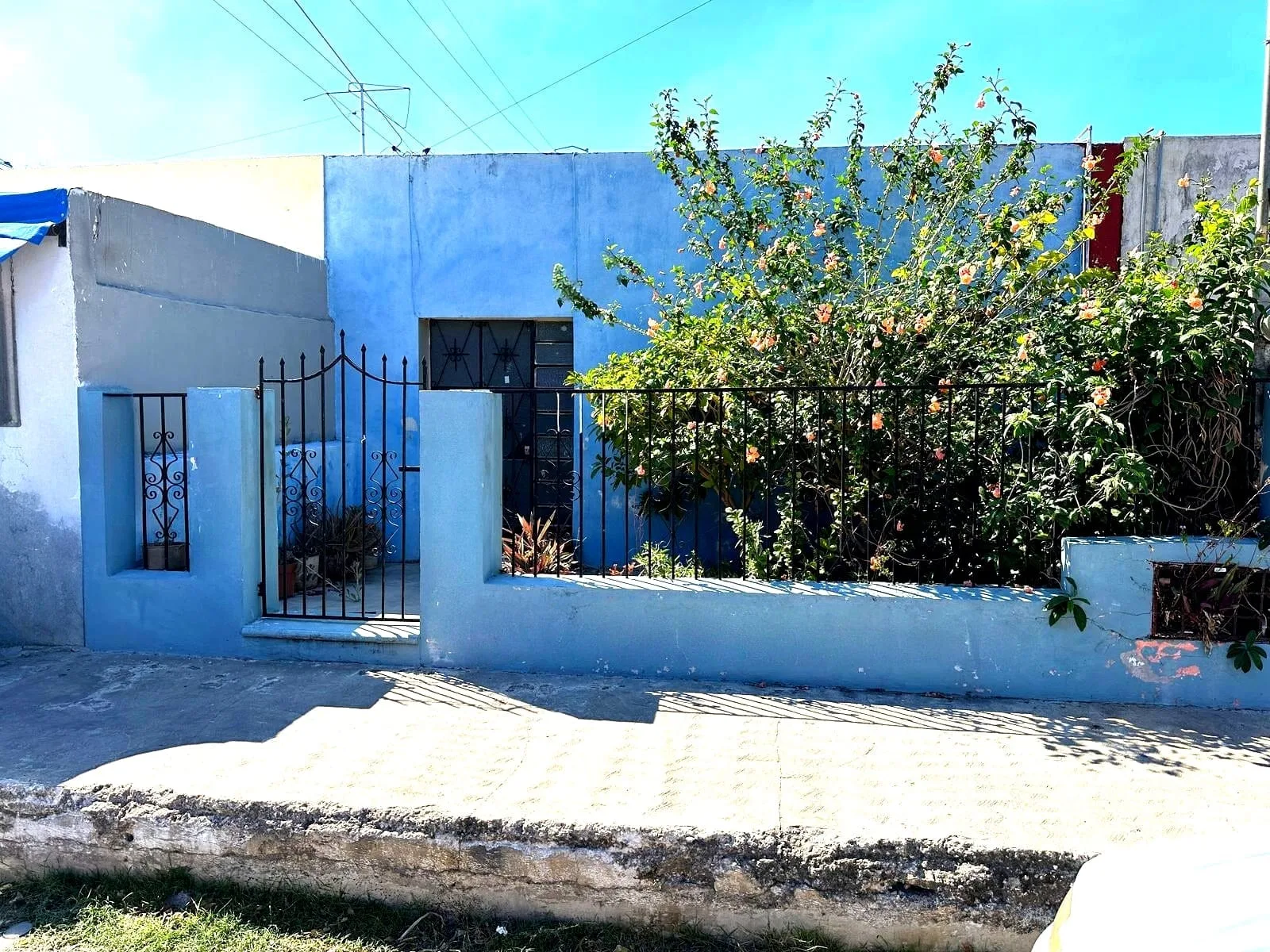 CASA EN VENTA 2 RECAMARAS PARA REMODELAR CENTRO MERIDA CERCA ERMITA (AVC-2549)
