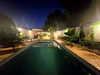CASA EN VENTA 4 RECAMARAS, ALBERCA, AMUEBLADA, MERIDA, CENTRO, REMODELADA (AVC-2197)