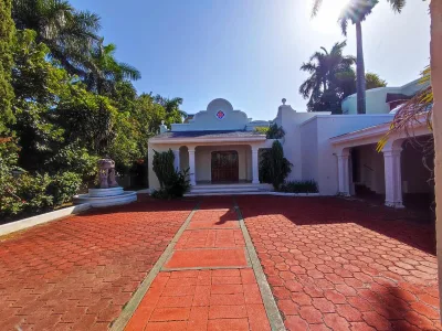 CASA EN VENTA MERIDA, ITZIMNA IMPRESIONANTE PROPIEDAD SOBRE AVENIDA (AVC-2086)
