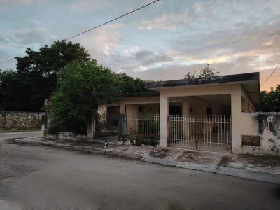 AMPLIA CASA EN VENTA (2 LOTES) PARA REMODELAR EN LA COLONIA CHUMINOPOLIS CERCA DE TODO (FVC-2721)
