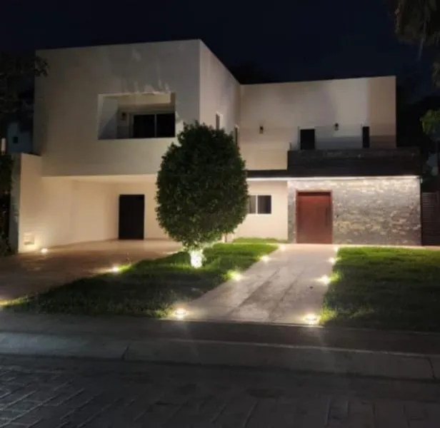 HERMOSA AMPLIA CASA EN VENTA EN PRIVADA SAN RAMON NORTE CERCA DE TODO (IVC-2740)