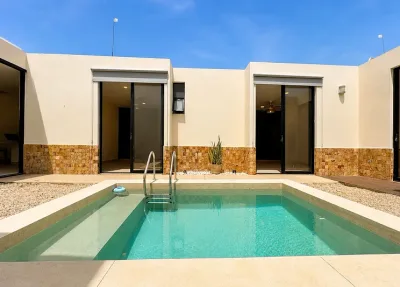 CASA EN VENTA 3 RECAMARAS, SOLA PLANTA, ALBERCA. PRIVADA TEMOZON NORTE (FVC-2832)
