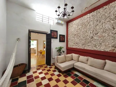 CASA EN VENTA 3 RECAMARAS, ALBERCA, AMUEBLADA EQUIPADA MERIDA BARRIO SANTIAGO (AVC-2717)
