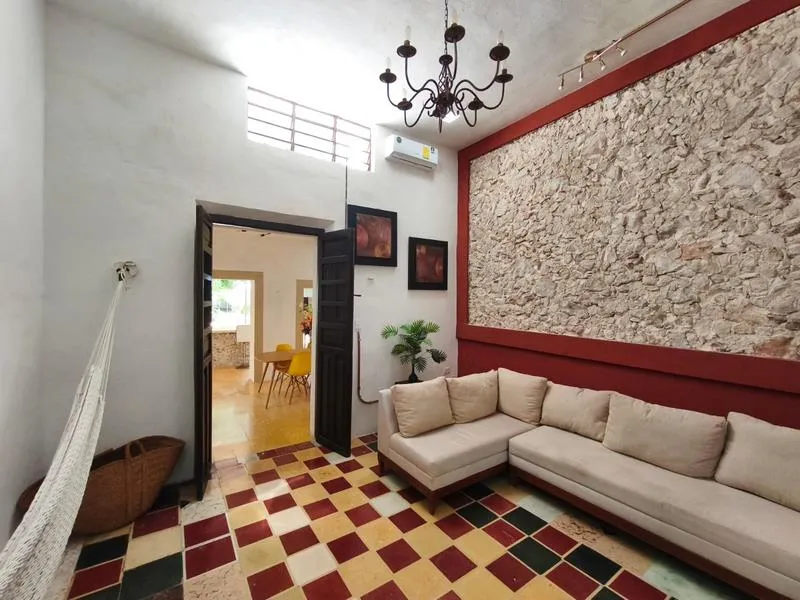 CASA EN VENTA 3 RECAMARAS, ALBERCA, AMUEBLADA EQUIPADA MERIDA BARRIO SANTIAGO (AVC-2717)