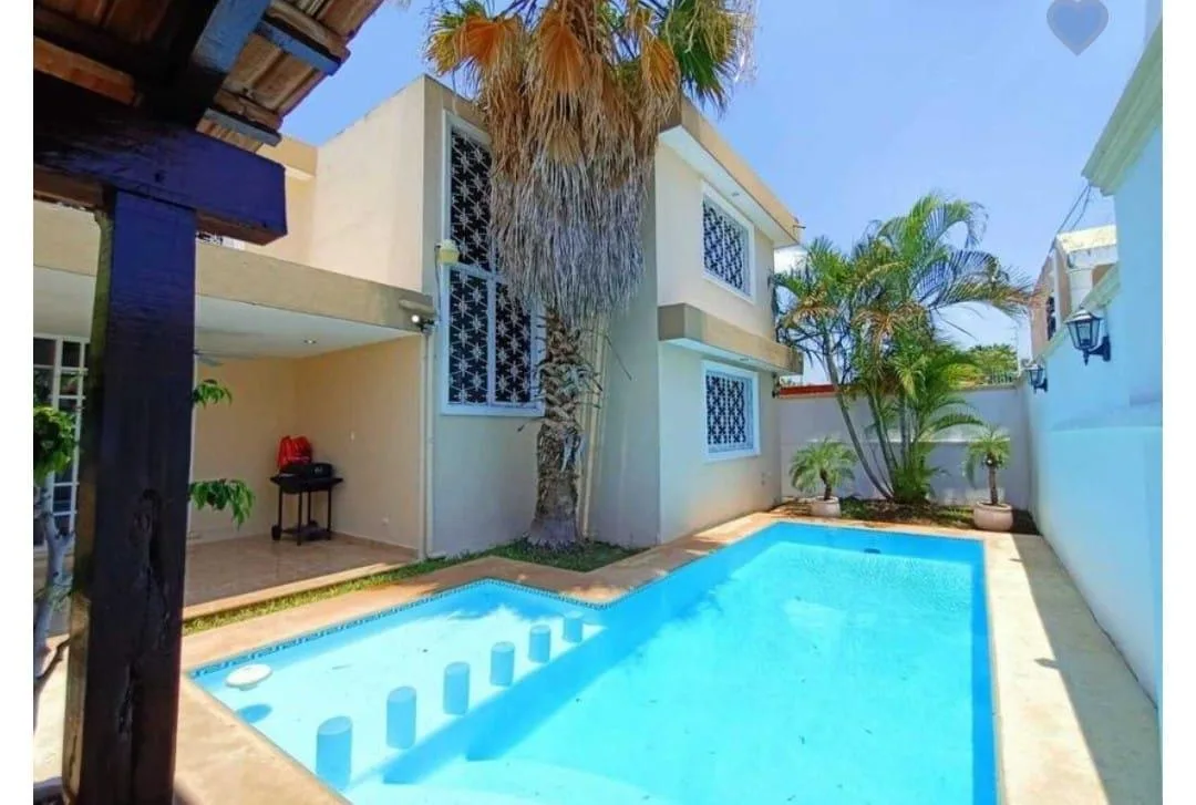 CASA EN VENTA MERIDA, MIRAFLORES CENTRO AMPLIA CASA CON ALBERCA (FVC-1289)