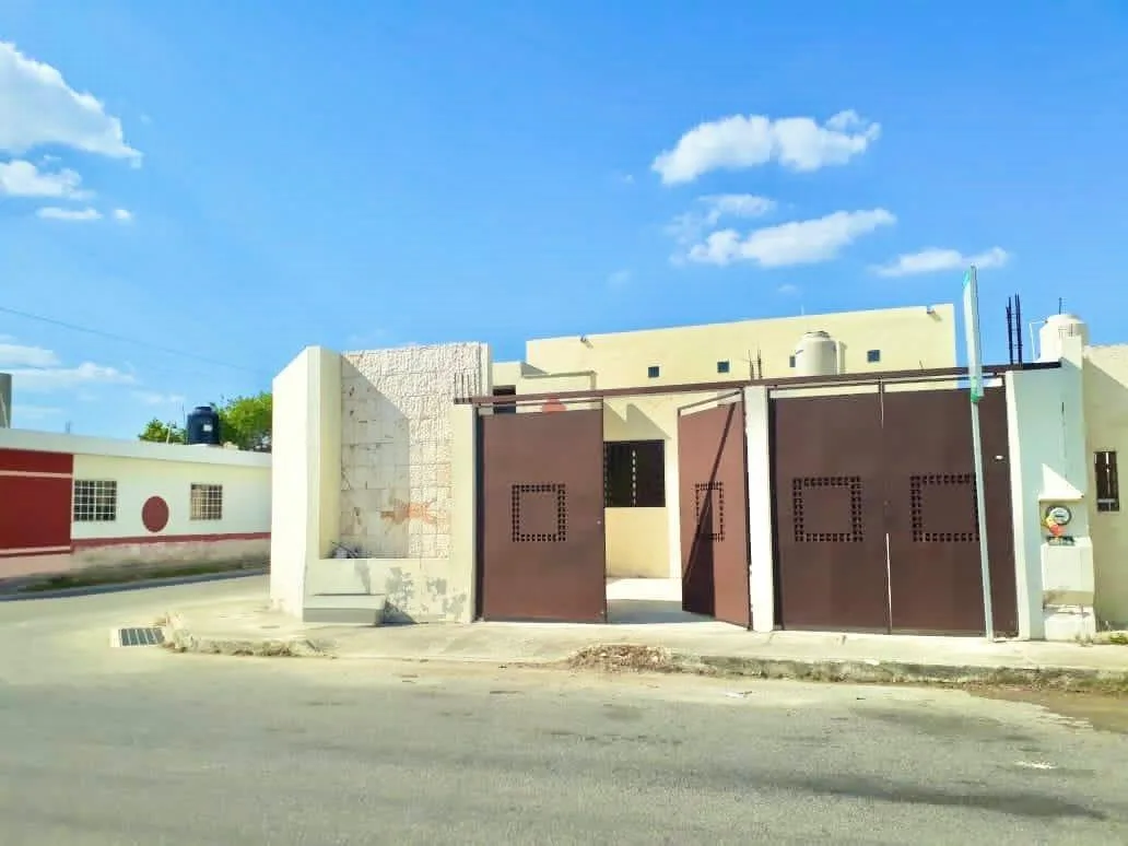 CASA EN ESQUINA EN VENTA MERIDA, ALMENDROS CAUCEL (GVC-2361)