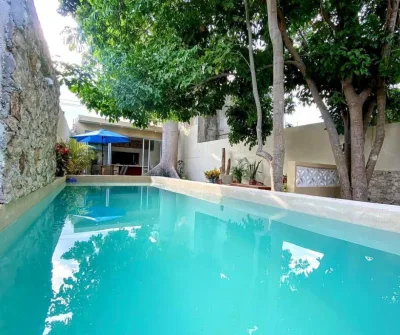 CASA EN VENTA 3 RECAMARAS CON ALBERCA CENTRO MERIDA BARRIO DE SANTIAGO (AVC-2834)