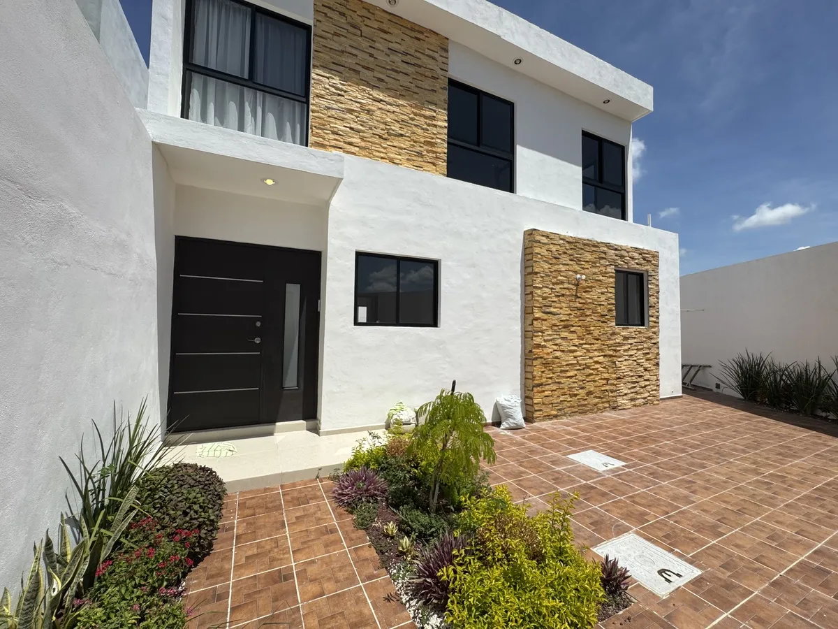 CASA EN VENTA 3 RECAMARAS PRIVADA PUERTA DE PIEDRA DZITYA MERIDA NORTE (AVC-2835)
