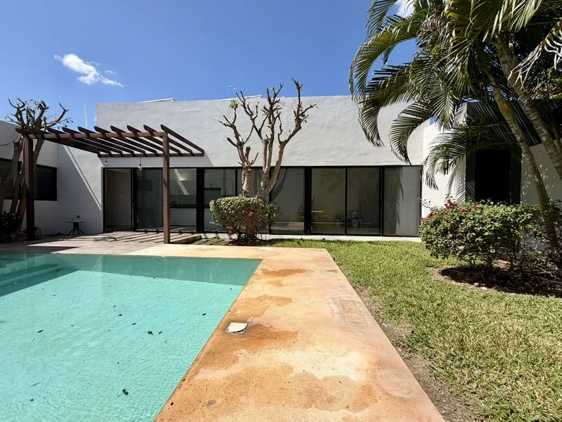 HERMOSA CASA EN VENTA SOLA PLANTA EN PRIVADA CONKAL (GVC-2774)