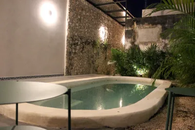 HERMOSA CASA EN VENTA MERIDA, CENTRO ENTRE PARQUES SANTIAGO Y LAS AMERICAS (AVC-2334)