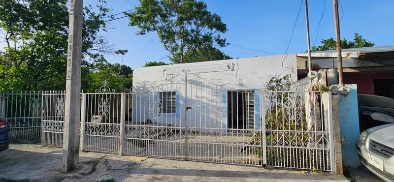 CASA EN VENTA 3 RECAMARAS PARA REMODELAR MERIDA CENTRO CERCA ITZAES (AVC-2838)