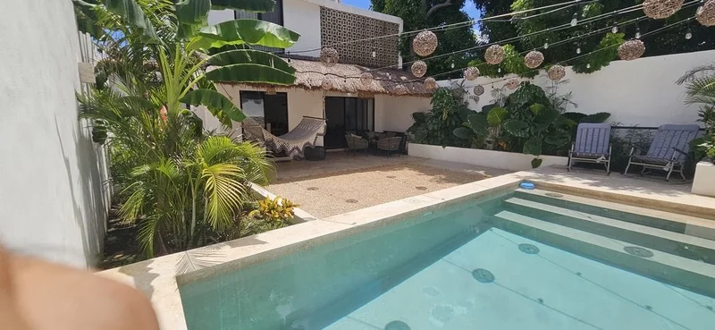 CASA EN VENTA REMODELADA MERIDA CENTRO CERCA GARCIA GINERES CON ALBERCA (AVC-2772)