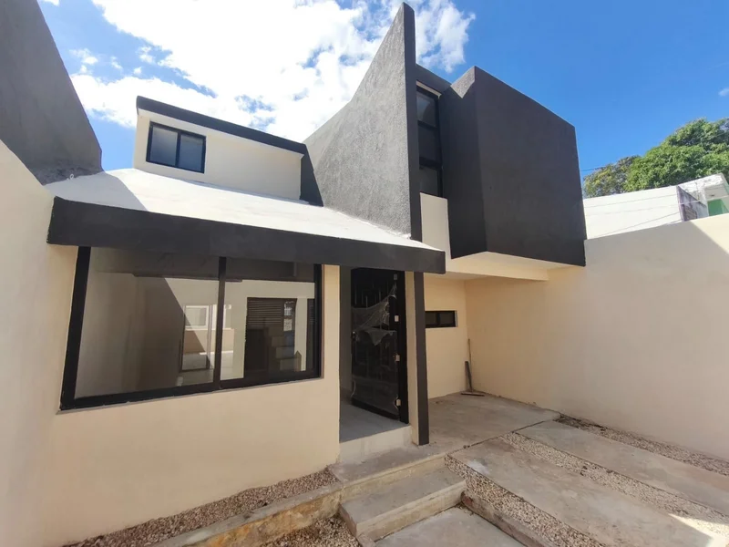 CASA EN VENTA, 3 RECAMARAS, ALBERCA, PARA ESTRENAR MERIDA PENSIONES (AVC-2767)