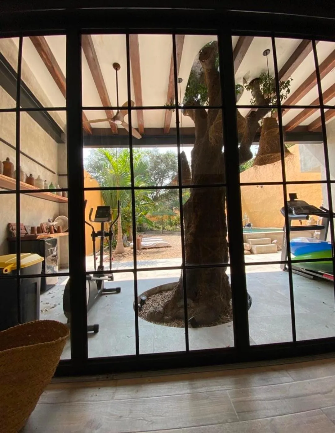 ENCANTADORA CASA EN VENTA, REMODELADA A UNAS CUADRAS DE LA PLANCHA (AVC-2719)
