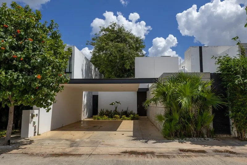 SENSASIONAL CASA EN VENTA EN CHOLUL EN PRIVADA (AVC-2743)