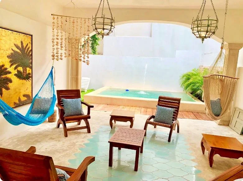 CASA EN VENTA 5 RECAMARAS ESQUINA, COLONIAL, MERIDA CENTRO SANTIAGO (AVC-2847)