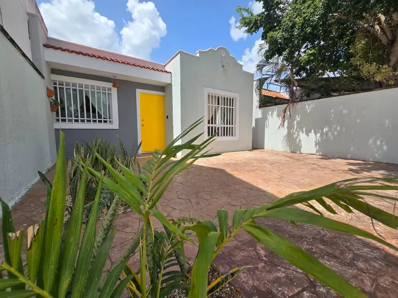 CASA EN RENTA 2 RECAMARAS, AMUEBLADA, EQUIPADA, PANELES SOLARES, EN LAS AMERICAS II (FRC-1779)