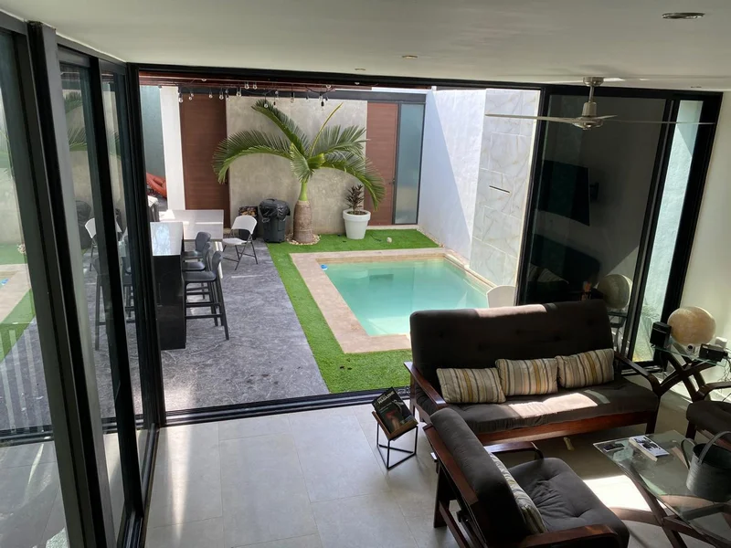 CASA EN VENTA 3 RECAMARAS, ALBERCA, SIN MUEBLES, DE LUJO EN MONTEBELLO MERIDA NORTE (AVC-2546)