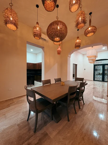 IMPRESIONANTE CASA EN VENTA A 2 CUADRAS DEL PASEO MONTEJO