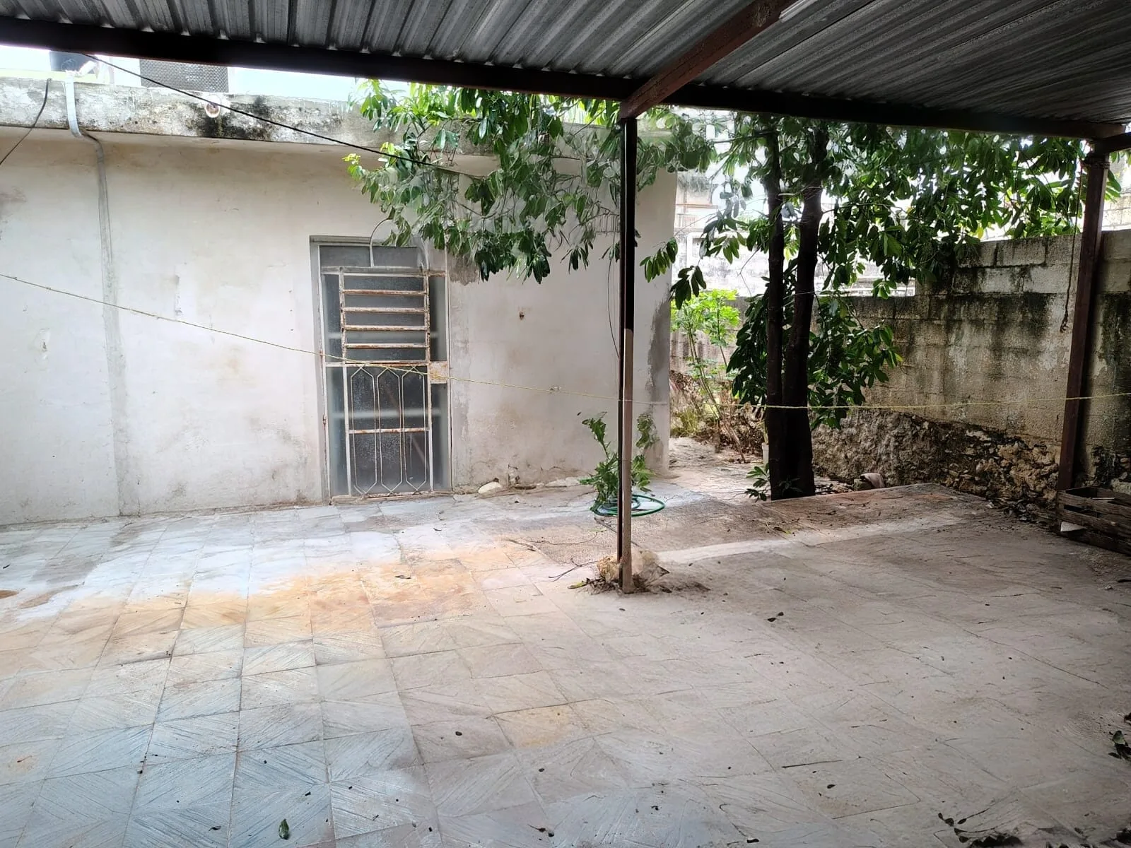 CASA EN VENTA SOLA PLANTA PARA REMODELAR MERIDA CENTRO (AVC-2626)