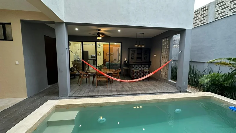 CASA EN VENTA 4 RECAMARAS, ALBERCA, AMUEBLADA REMODELADA MERIDA CENTRO (AVC-2745)