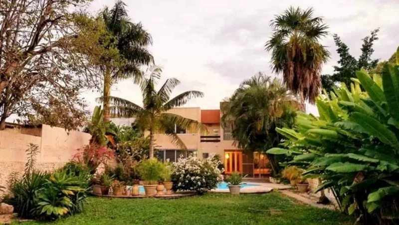 CASA EN VENTA 5 RECAMARAS ALBERCA TERRENO AMPLIO, EN LA EMBLEMATICA GARCIA GINERES (AVC-2518)