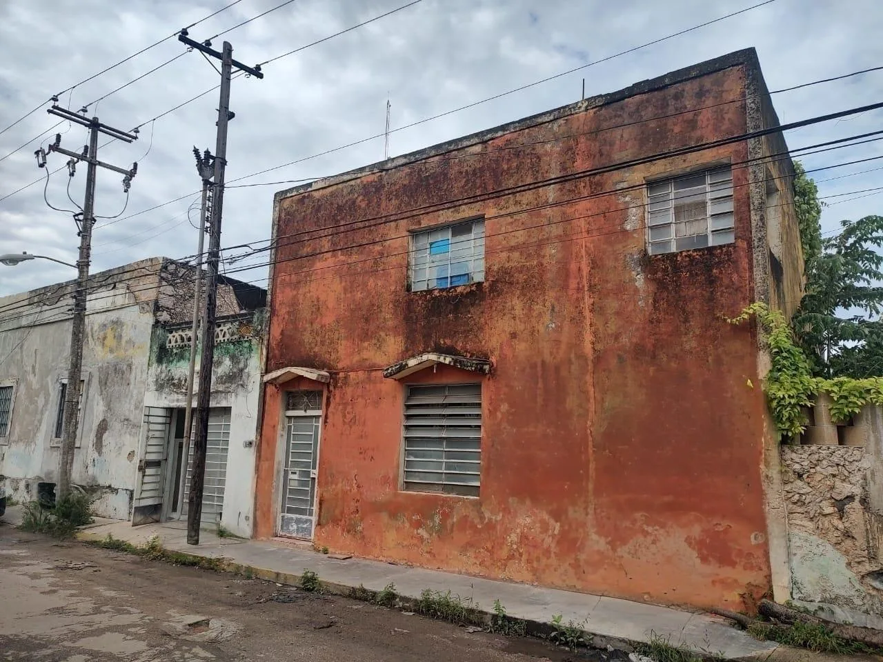 CASA 2 PLANTAS PARA REMODELAR EN VENTA MERIDA, CENTRO (AVC-2439)