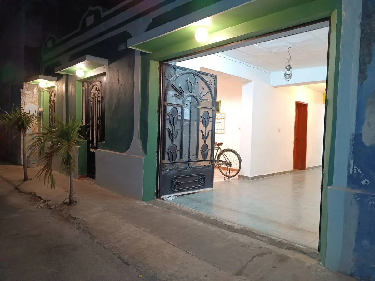 HERMOSA CASA EN RENTA  SEMI AMUEBLADA MERIDA CENTRO CERCA PLANCHA (IVC-2648)