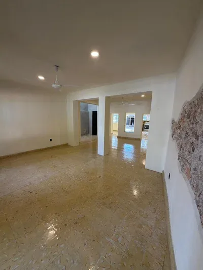 LINDA CASA EN VENTA PARA REMODELAR CENTRO CERCA PLANCHA (AVC-2748)