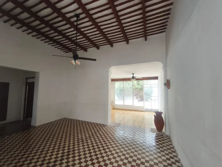 CASA EN VENTA 4 RECAMARAS ESTILO COLONIAL ESPALDAS A SANTIAGO MERIDA CENTRO (AVC-2843)