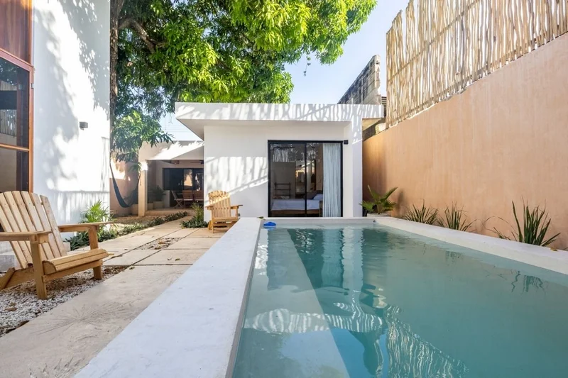 ENCANTADORA CASA EN VENTA REMODELADA COMO NUEVA EN MERIDA CENTRO (AVC-2807)