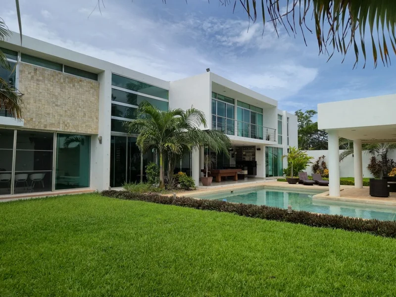 CASA EN VENTA, DE LUJO, 6 RECAMARAS, ALBERCA, ACABADOS DE LUJO TEMOZON NORTE (AVC-2837)