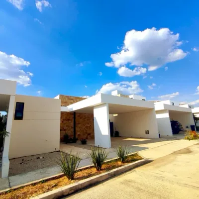 CASA EN VENTA 3 RECAMARAS, SOLA PLANTA, ALBERCA. PRIVADA TEMOZON NORTE (FVC-2832)