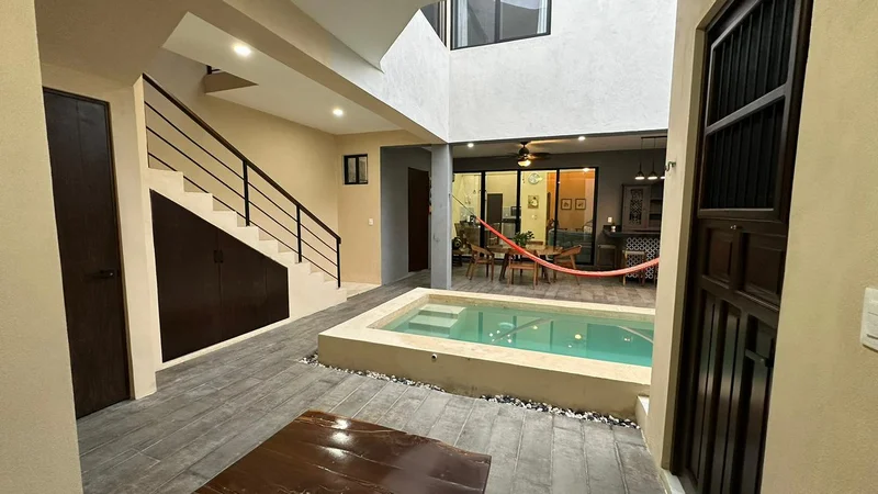 CASA EN VENTA 4 RECAMARAS, ALBERCA, AMUEBLADA REMODELADA MERIDA CENTRO (AVC-2745)
