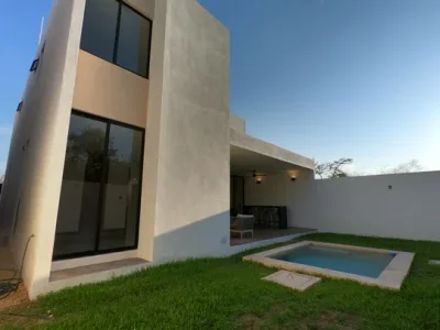 CASA EN VENTA 3 RECAMARAS, ALBERCA, PRIVADA SILVESTA CONKAL (AVC-2855)