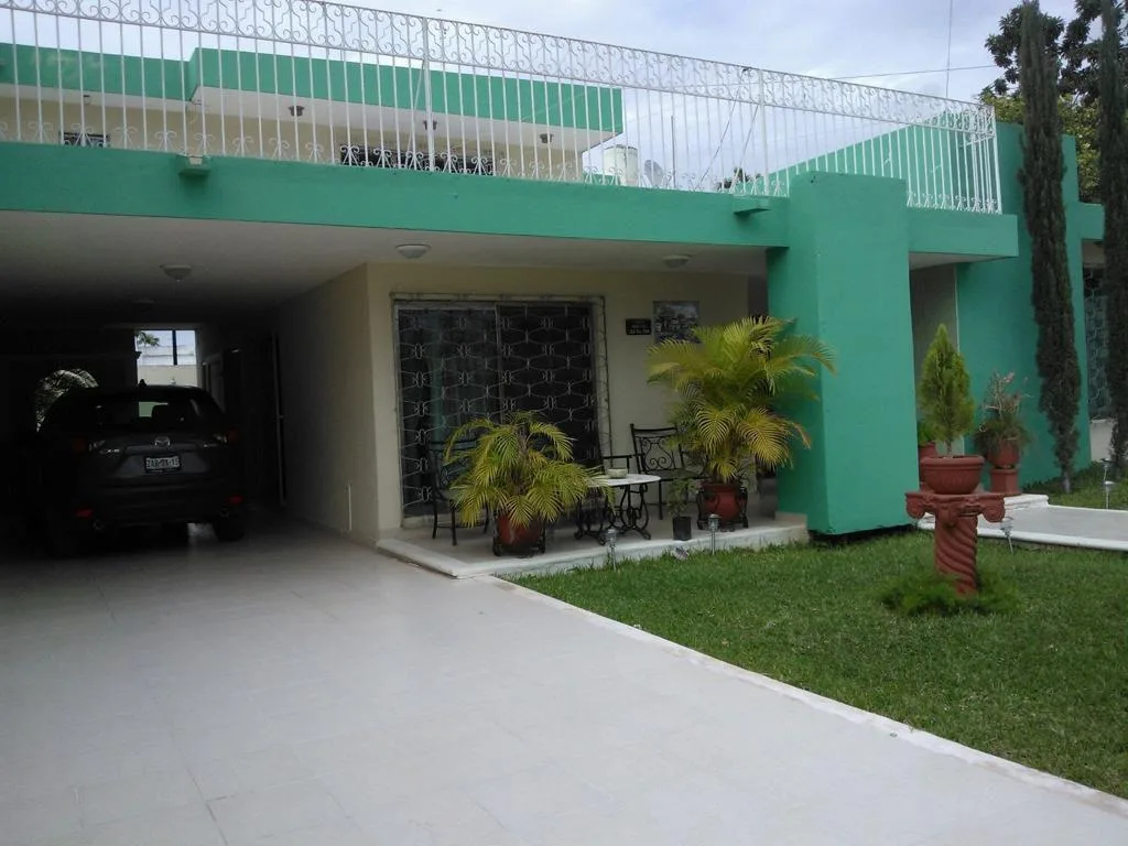 AMPLIA CASA EN VENTA MERIDA, JARDINES DE MERIDA (GVC-2321)