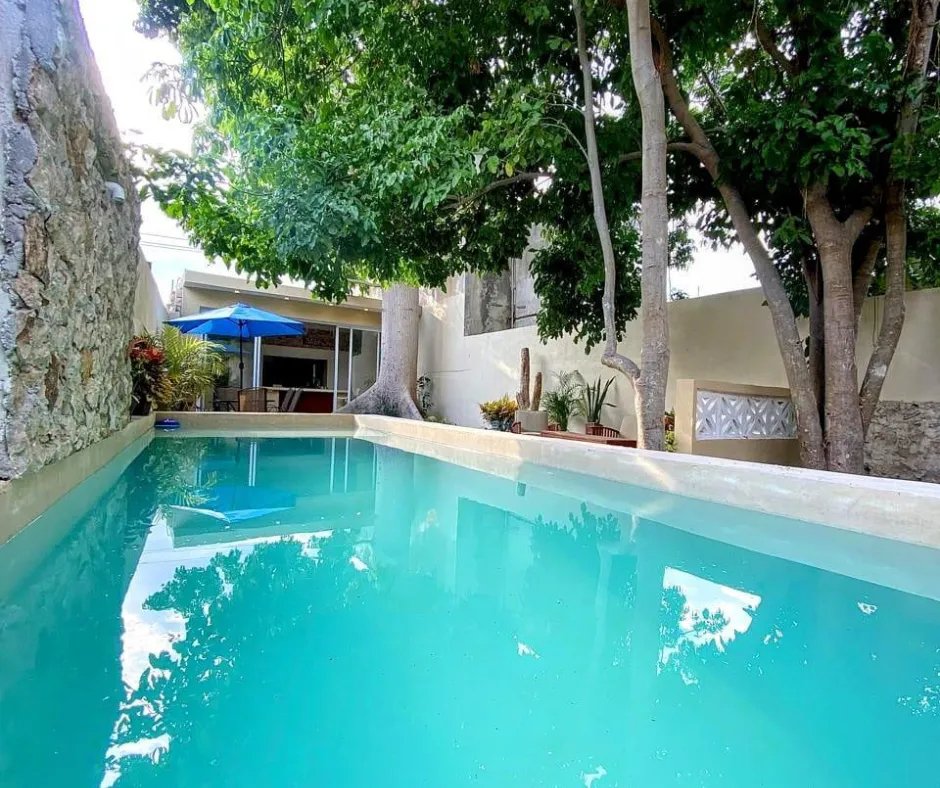 CASA EN VENTA 3 RECAMARAS CON ALBERCA CENTRO MERIDA BARRIO DE SANTIAGO (AVC-2834)