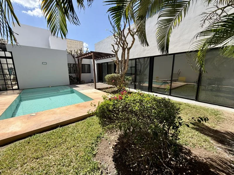 AMPLIA CASA EN VENTA SOLA PLANTA EN PRIVADA CONKAL