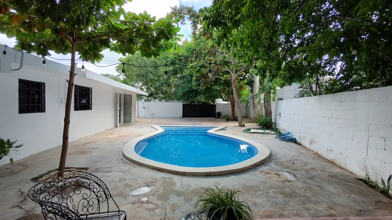 CASA EN VENTA UNA PLANTA CON ALBERCA COLONIA MAYA MERIDA NORTE (GVC-2822)