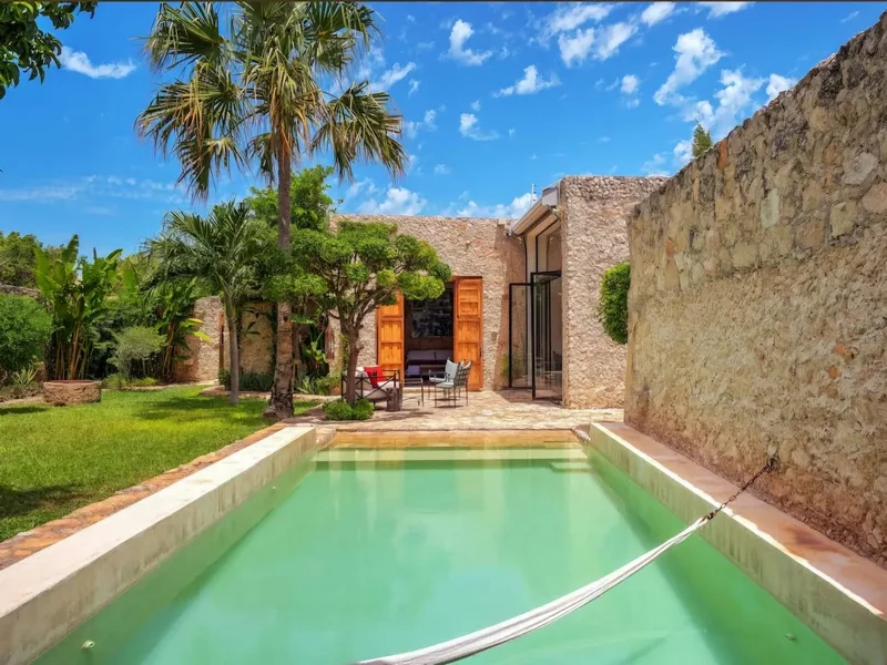 INCREIBLE CASA EN VENTA : OBRA DE ARTE A SOLO 2 CUADRAS DE SANTIAGO MERIDA CENTRO (AVC-2771)
