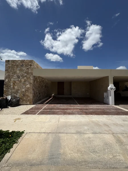 CASA EN VENTA 3 RECAMARAS, ALBERCA, PRIVADA FIORA CHOLUL (AVC-2851)